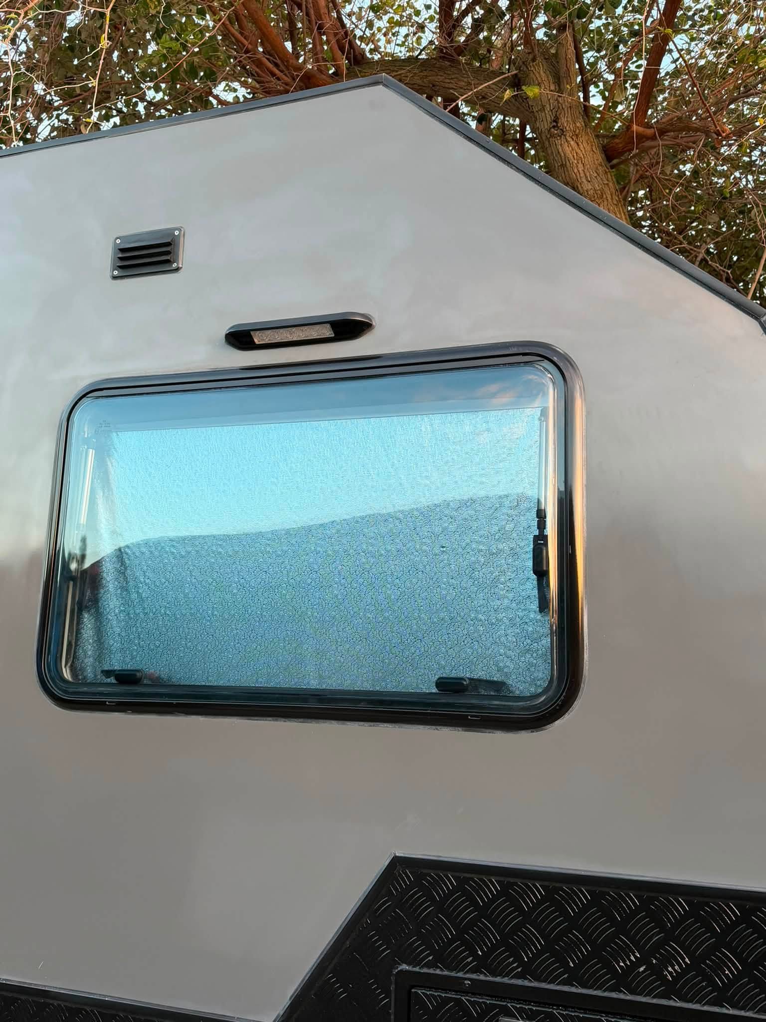 Luxury Caravan High-Gloss Cut